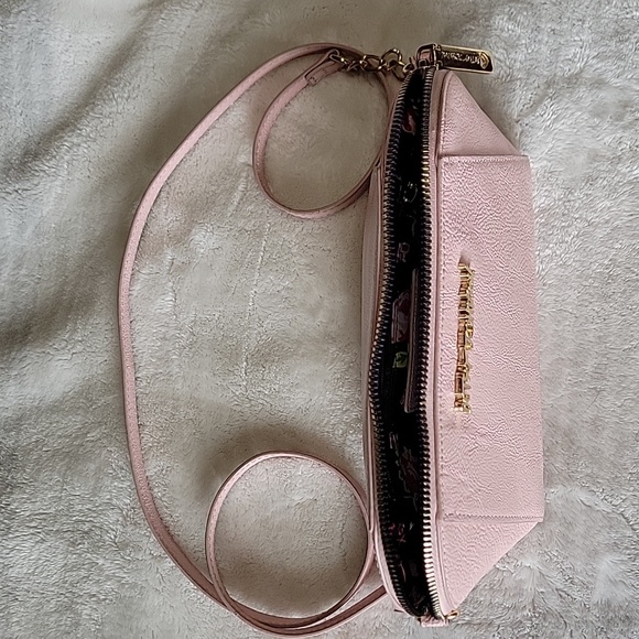 🩷🩷Betsey Johnson Pink Crossbody Bag with Gold Chain🩷🩷 - Picture 6 of 7